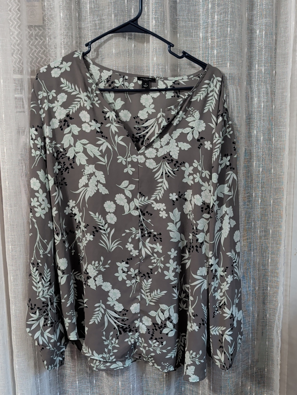 Ann Taylor Gray Floral V-Neck Blouse with Mint Print
